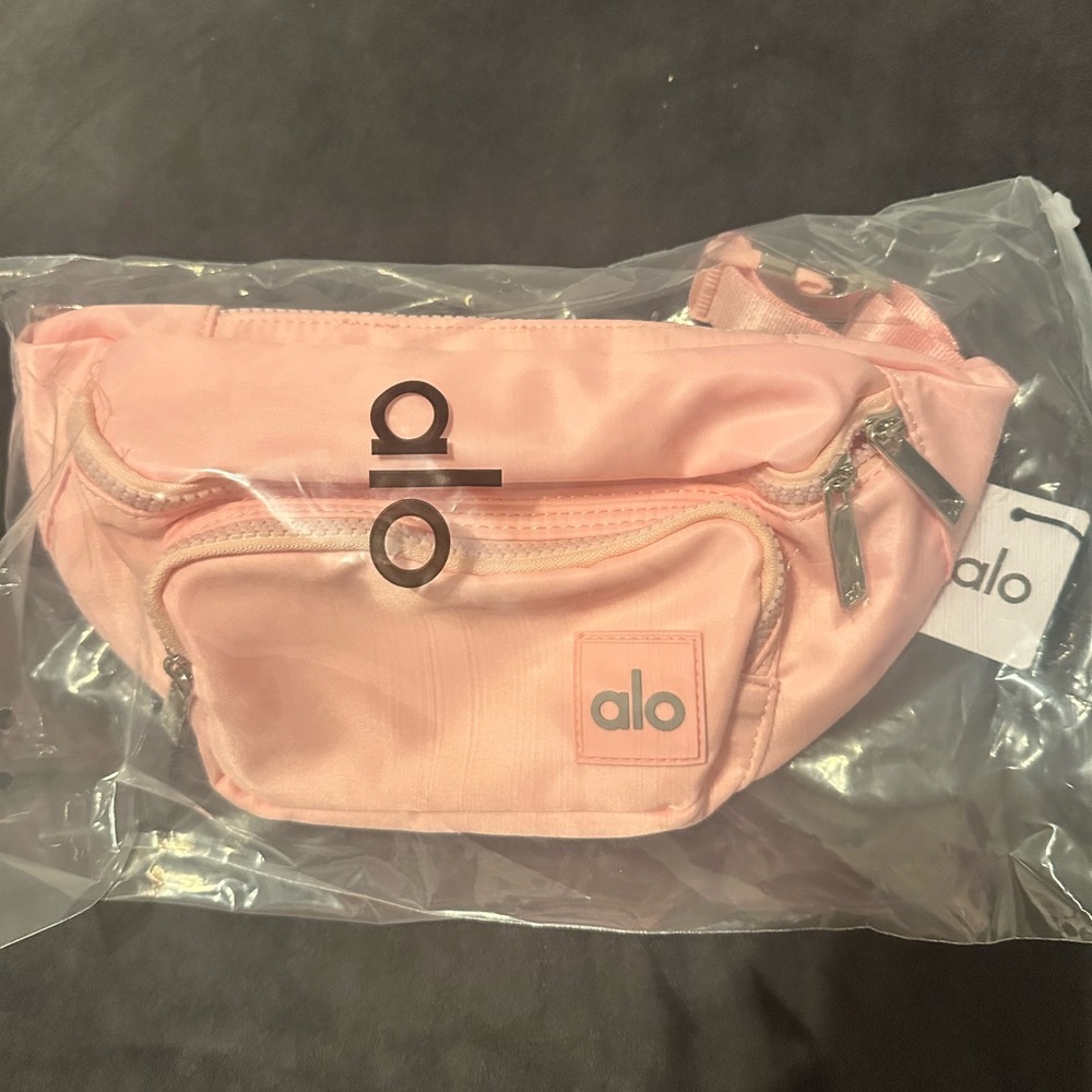 Alo Yoga Explorer Fanny Pack in the color Ballet Pink